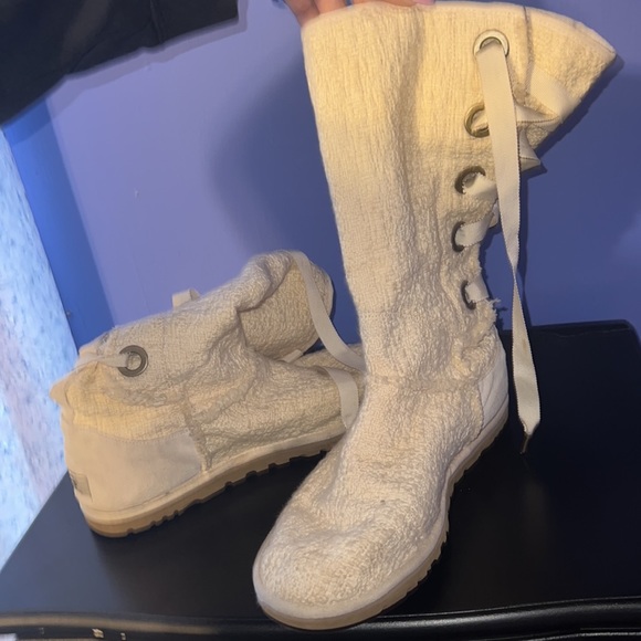 UGGS Women size 8. Cream lace up. - Picture 6 of 6